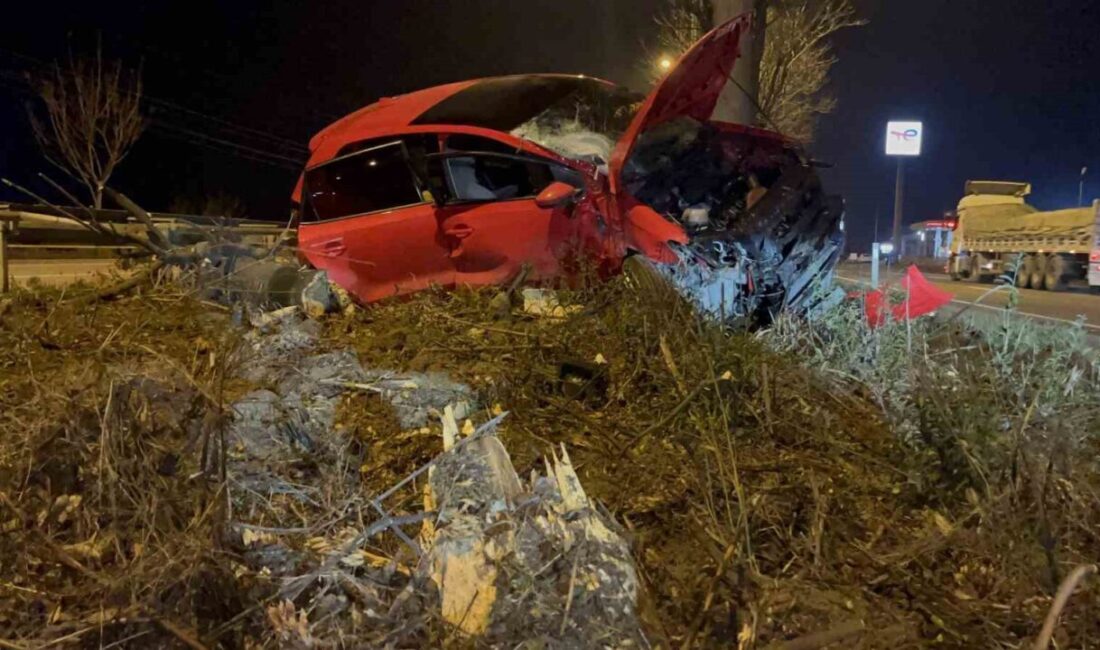 Eskişehir’de kontrolden çıkan araç, refüjdeki ağaçlara çarparak ağır yaralanmalara yol açtı Eskişehir'de Özcan S., kontrolü kaybettiği otomobiliyle refüjdeki iki ağaca çarparak