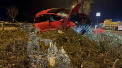 Eskişehir'de Özcan S., kontrolü kaybettiği otomobiliyle refüjdeki iki ağaca çarparak