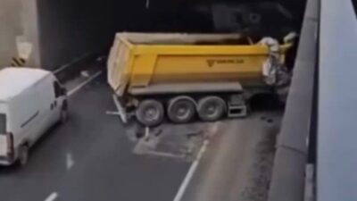 Gaziantep'te hafriyat kamyonu, Büyükpınar Mahallesi'nde kontrolü kaybederek önündeki panelvan ve