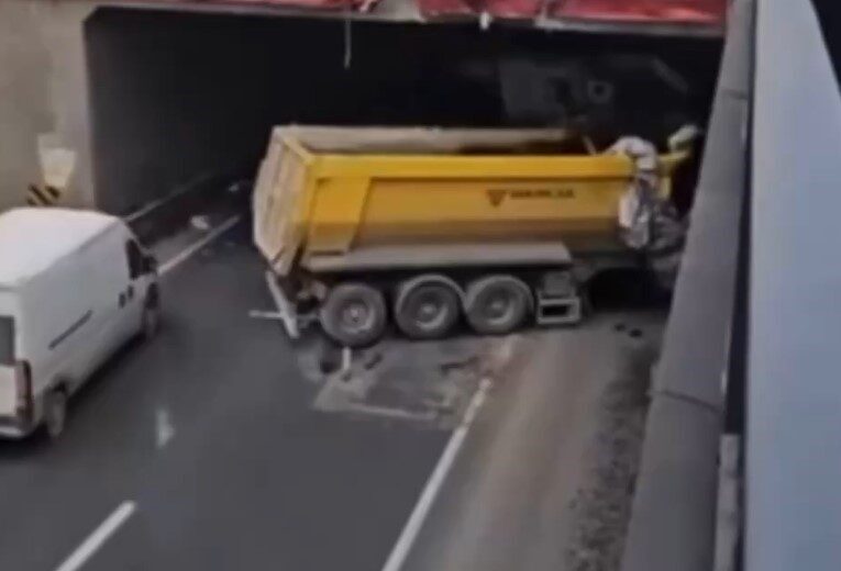 Gaziantep’te Hafriyat Kamyonu Kontrolden Çıktı, Araç ve Alt Geçit Duvarına Çarparak Durduruldu Gaziantep'te hafriyat kamyonu, Büyükpınar Mahallesi'nde kontrolü kaybederek önündeki panelvan ve