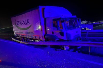 Bilecik’te Kamyonun Kontrolden Çıkması Sonucu Sürücü Yaralandı