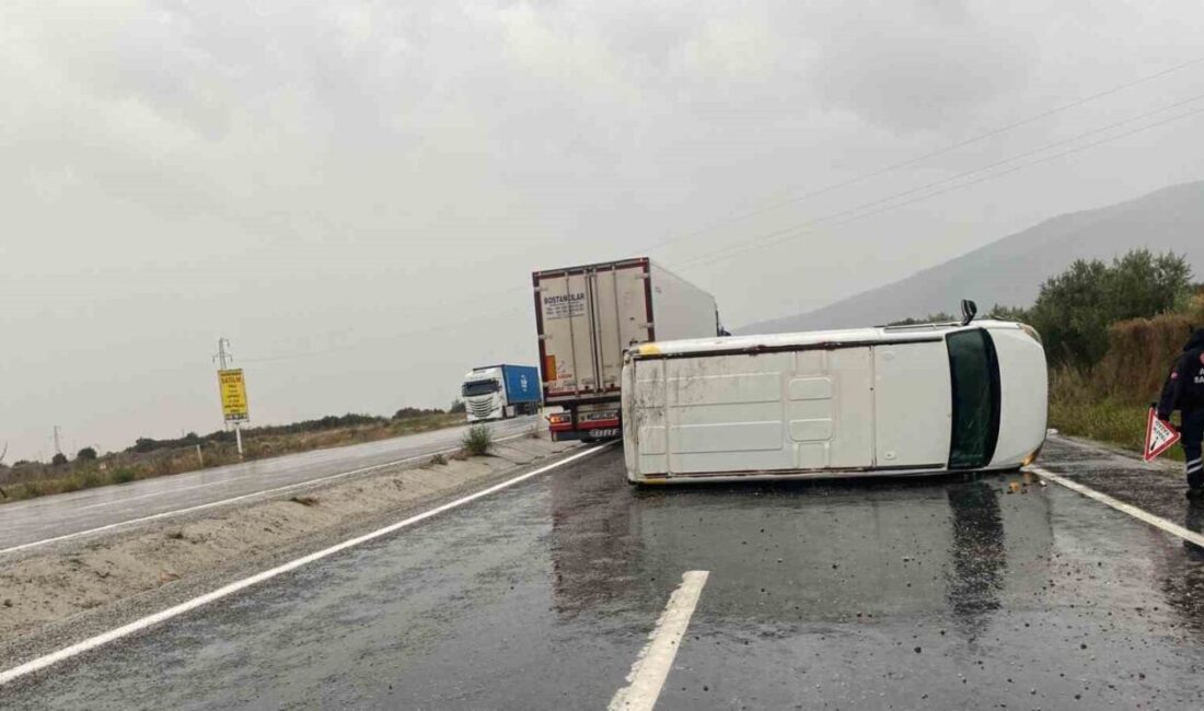 Denizli'nin Buldan ilçesinde, Manisa-Denizli karayolunda seyir halindeki bir minibüs devrildi