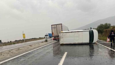 Denizli'nin Buldan ilçesinde, Manisa-Denizli karayolunda seyir halindeki bir minibüs devrildi