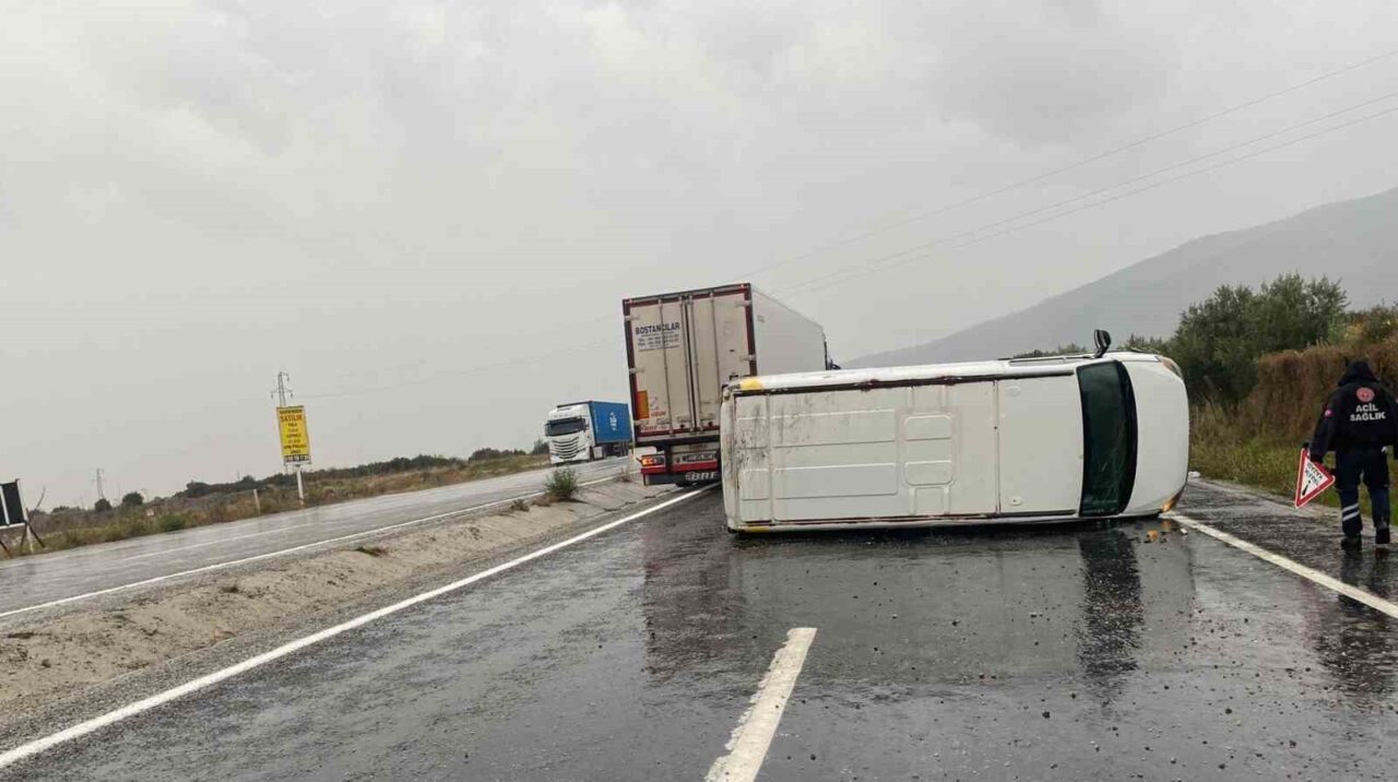 Denizli'nin Buldan ilçesinde, Manisa-Denizli karayolunda seyir halindeki bir minibüs devrildi