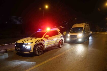 Ehliyetsiz ve Alkollü Sürücünün Kullandığı Araç Ağaçla Çarpıp Durağaçtığı Kazada İki Yaralı