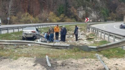 Bursa'nın İnegöl ilçesinde Seyfullah C. (23) yönetimindeki otomobil kontrolden çıkarak