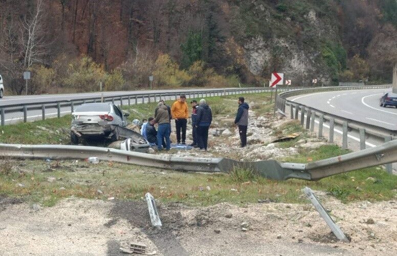 İnegöl’de Kontrolden Çıkan Otomobil Bariyerlere Çarptı: İki Yaralı Var Bursa'nın İnegöl ilçesinde Seyfullah C. (23) yönetimindeki otomobil kontrolden çıkarak