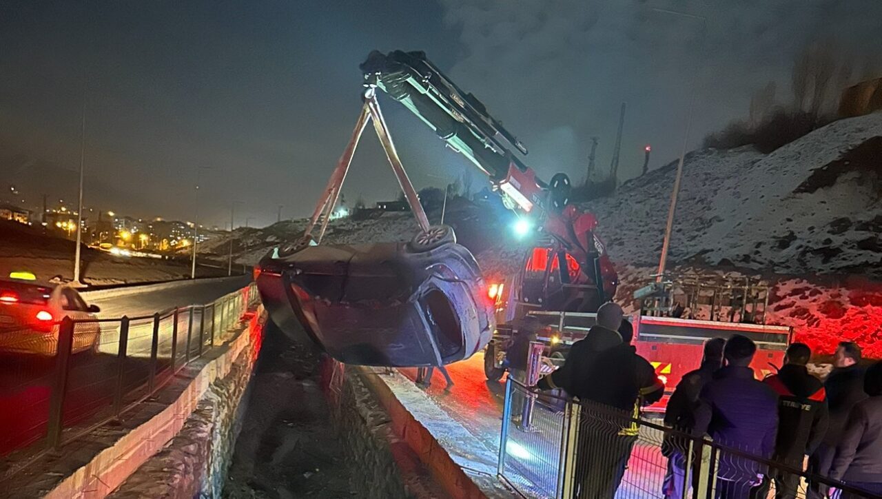 Hakkari'nin Yüksekova ilçesinde Akif Aydın'ın kullandığı otomobil, direksiyon hâkimiyetinin kaybedilmesi