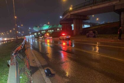 Bursa’da yağışlı havada kontrolden çıkan otomobil takla attı, sürücü yara almadı