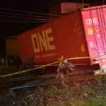 Aydın’da seyir halindeki tır kavşaktan uçarak demiryolu üzerinde devrildi, sürücü yaşamını yitirdi.