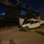 Çankırı’da direksiyon hakimiyetinin kaybedilmesi sonucu otomobil inşaat alanına düştü.