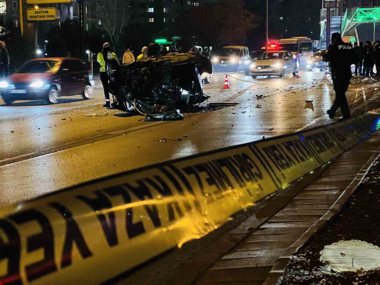 Konya'da sürücüsünün direksiyon hakimiyetini kaybettiği otomobil, refüjdeki ağaca çarparak durdu.