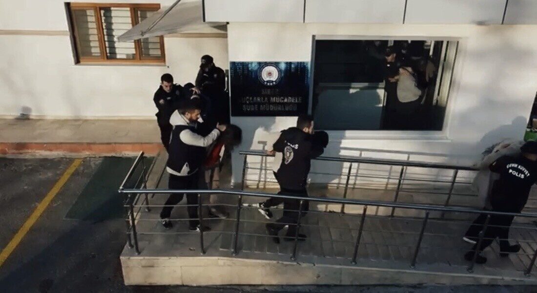 Konya’da 21 İl’de Eş Zamanlı Dolandırıcılık Operasyonu: 26 Tutuklama ve 35 Milyon Liralık Mal Varlığına El Konuldu Konya merkezli yürütülen dolandırıcılık operasyonunda, 21 ilde 55 kişi gözaltına