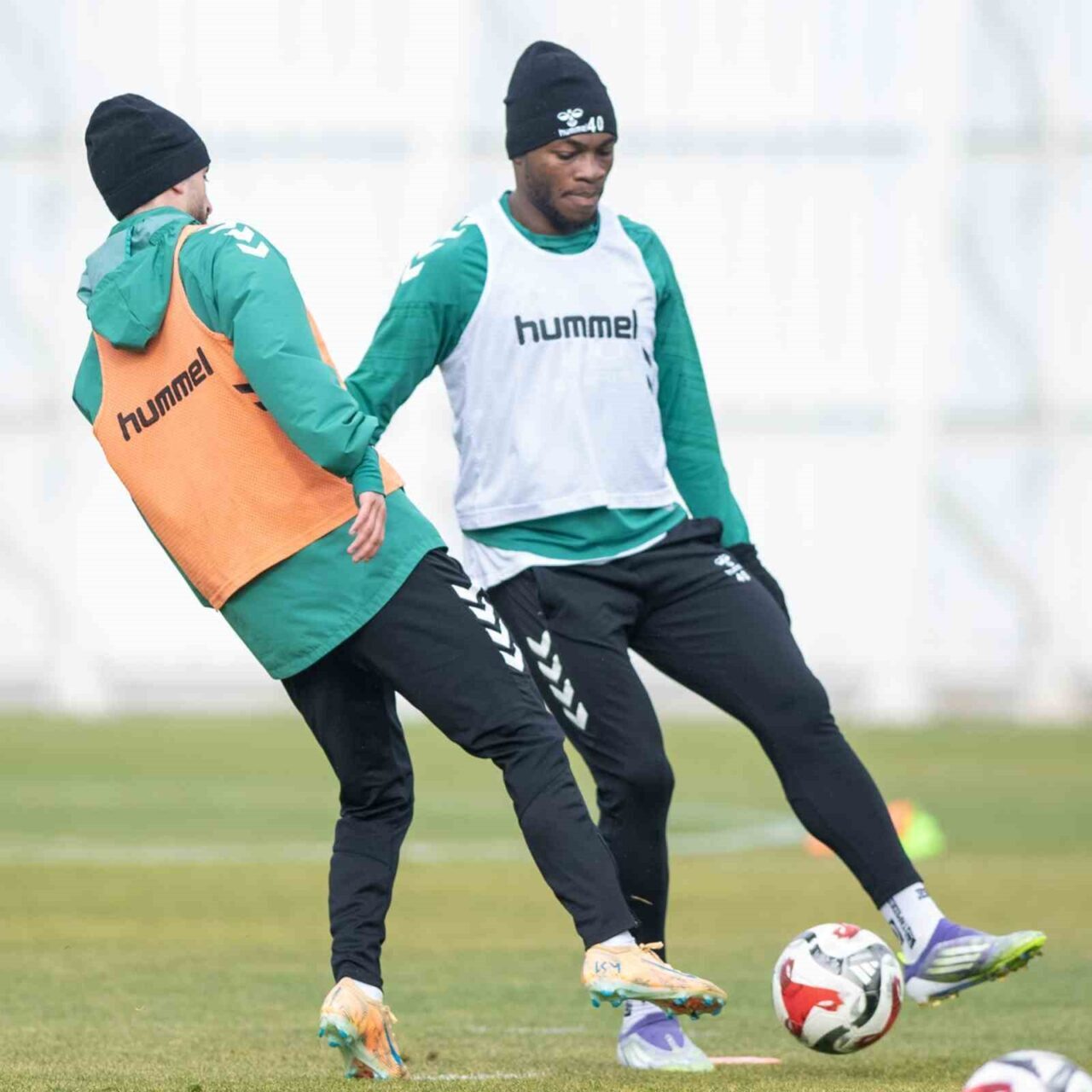 Konyaspor, Fenerbahçe ile oynayacağı maçın hazırlıklarına Kayacık Tesisleri'nde başladı. Teknik