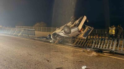 Afyonkarahisar'ın Bayat ilçesinde, A.A. yönetimindeki otomobil köprü demirlerine çarparak devrildi.