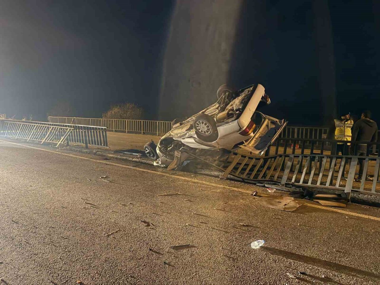 Afyonkarahisar'ın Bayat ilçesinde, A.A. yönetimindeki otomobil köprü demirlerine çarparak devrildi.