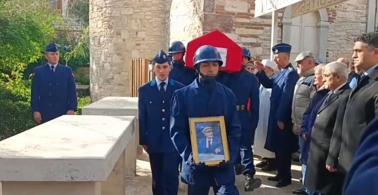 Kore Gazisi Ahmet Orhan Gülez, İzmir’in Aliağa İlçesinde yaşamını yitirdi, askeri törenle uğurlandı.