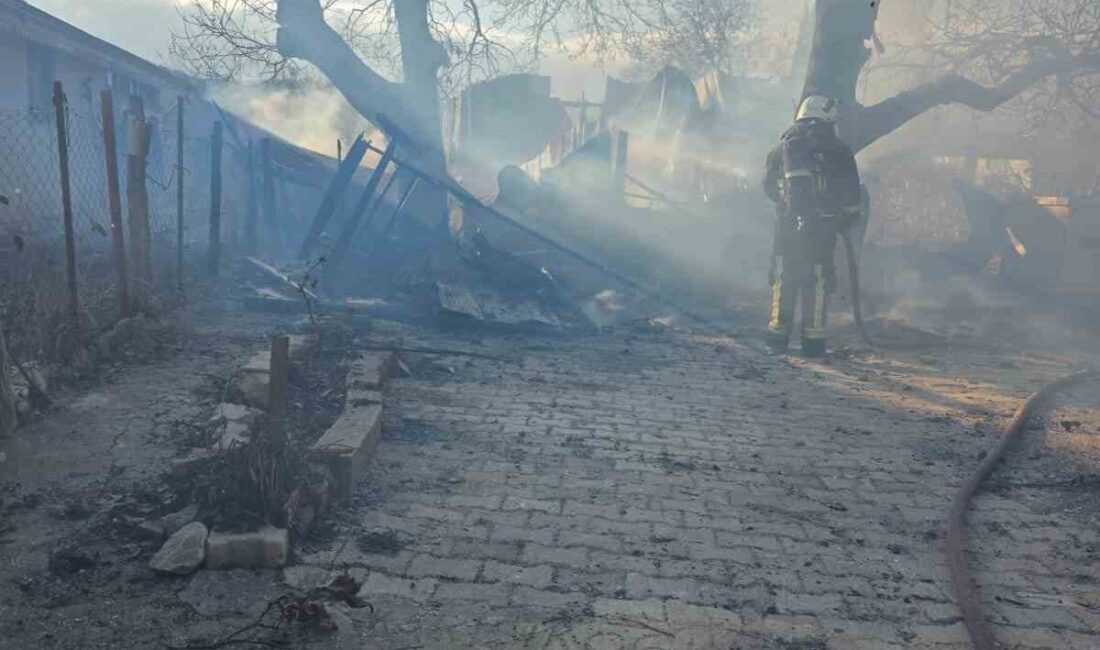 Korkuteli'nin Çomaklı Mahallesi'nde Mustafa Karışık'a ait evde meydana gelen yangın,