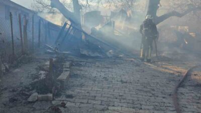 Korkuteli'nin Çomaklı Mahallesi'nde Mustafa Karışık'a ait evde meydana gelen yangın,