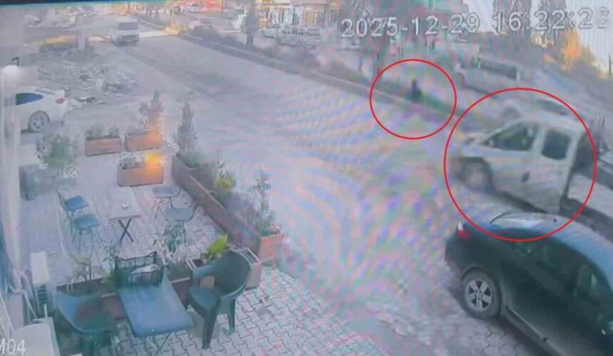 Hatay’da yolun karşısına geçen çocuğa, ters yönden gelen aracın çarpmasına saniyeler kala kıl payı kurtuluş anları kaydedildi.