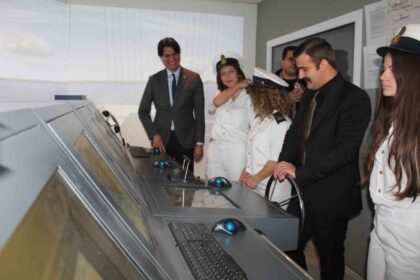 Köyceğiz Kaymakamı Mert Kumcu, Denizcilik Lisesi’ndeki Gemi Simülasyon Laboratuvarını İnceledi