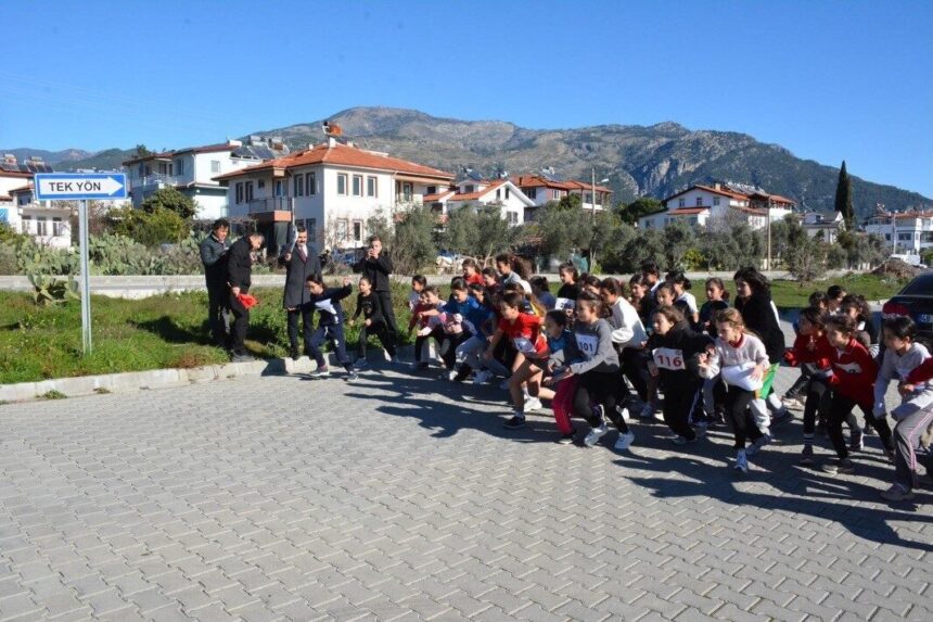 Köyceğiz’de Gazi Mustafa Kemal Atatürk’ün Ankara’ya gelişinin 106. yıl dönümü dolayısıyla koşu etkinliği düzenlendi.