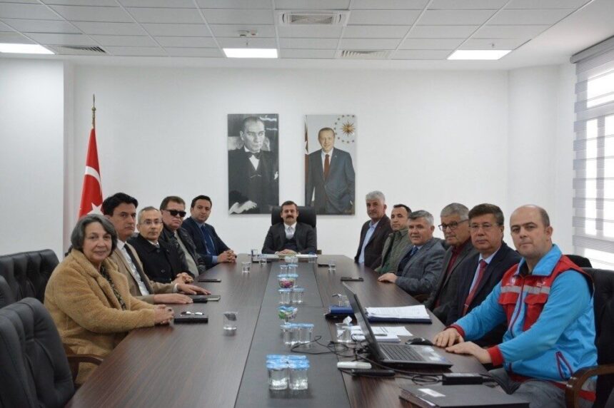 Köyceğiz’de Sosyal Yardımlaşma Vakfı’nın yıl sonu toplantısı Kaymakamlıktaki makamda gerçekleştirildi.