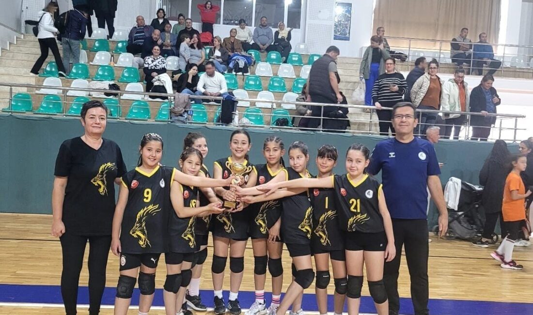 Muğla'nın Köyceğiz ilçesinden minik voleybolcular, Menteşe'deki turnuvada şampiyon oldu. Köyceğiz
