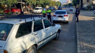 Adana’nın Kozan ilçesinde polis, suçlardan aranan üç şahsı yakalayarak cezaevine