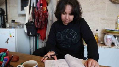 Kırşehir'de 20 metrekarelik dükkanında ürün satışı yapan Gizem Nuransoy, 5