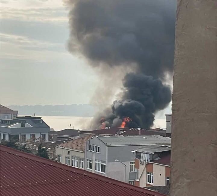 İstanbul Küçükçekmece'de 4 katlı bir binanın çatı katında çıkan yangın,