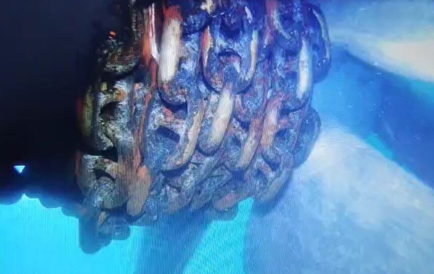 Küçükçekmece’de Alatepe tankerinin kurtarılması için dalgıçlar su altına indi, zincir pervaneye dolanmış.