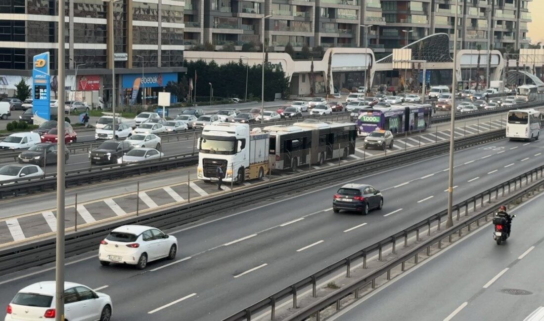 Küçükçekmece'de Florya metrobüs durağında motor kısmında yangın çıktı. Yolcular tahliye