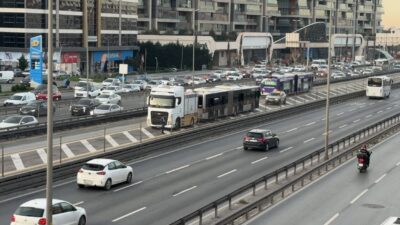 Küçükçekmece'de Florya metrobüs durağında motor kısmında yangın çıktı. Yolcular tahliye