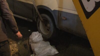 Küçükçekmece’de Sağanak Yağış Sonrası Sokakta Çökme Meydana Geldi, Minibüs Ekiplerce Kurtarıldı Küçükçekmece Atatürk Mahallesi'nde sağanak yağış nedeniyle meydana gelen çökme, bir