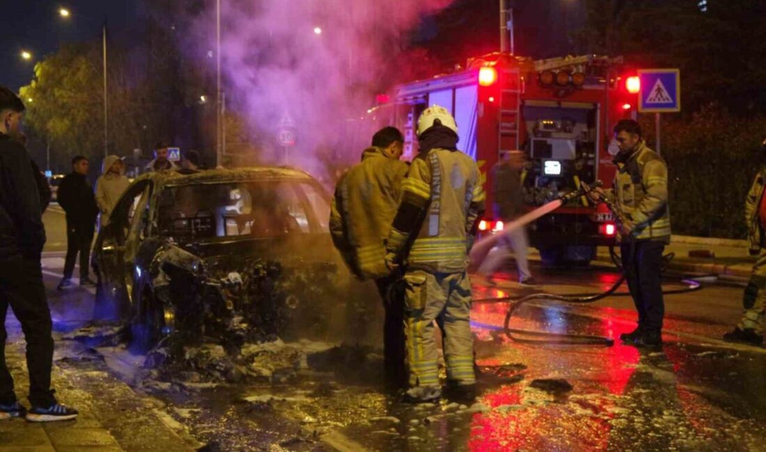 İstanbul Küçükçekmece'de seyir halindeki bir otomobil, motorunda oluşan yangın nedeniyle