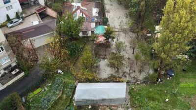 Küçükçekmece'deki bir sitenin otoparkı, etkili sağanak yağış sonucu suyla doldu.