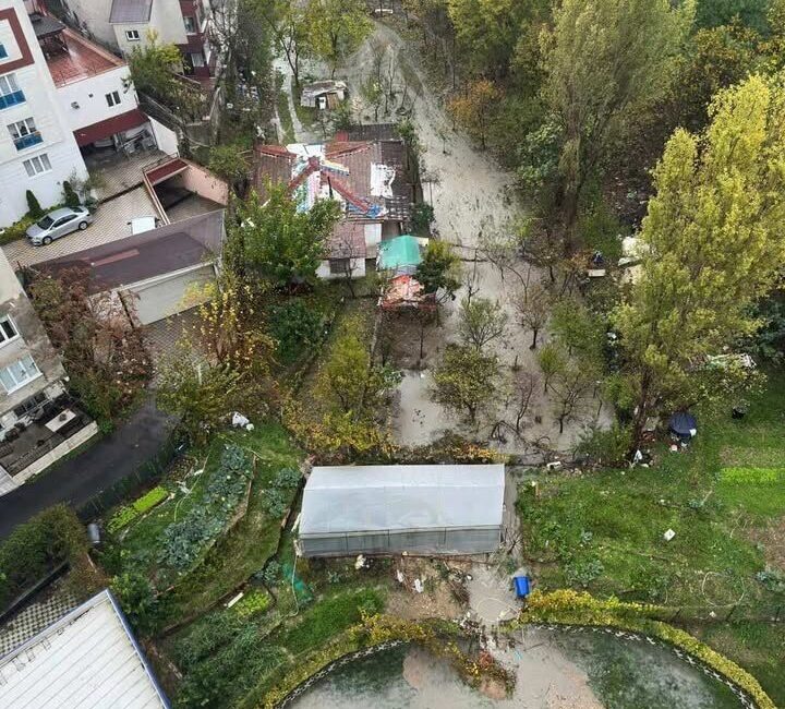 Küçükçekmece’de Şiddetli Yağış Sonrası Otoparkı Su Bastı, Araç Sahipleri Endişe İçinde Küçükçekmece'deki bir sitenin otoparkı, etkili sağanak yağış sonucu suyla doldu.