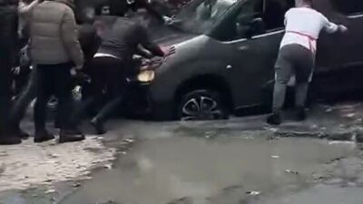 Küçükçekmece Kemalpaşa Mahallesi'nde İSKİ'nin kapattığı yolda meydana gelen çökme nedeniyle