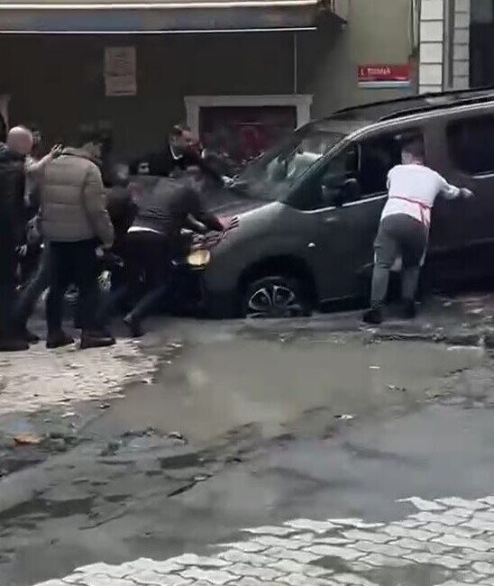 Küçükçekmece’de Yağmur Sonrası İSKİ’nin Çalışma Yaptığı Yolda Çökme Olayı Gerçekleşti Küçükçekmece Kemalpaşa Mahallesi'nde İSKİ'nin kapattığı yolda meydana gelen çökme nedeniyle