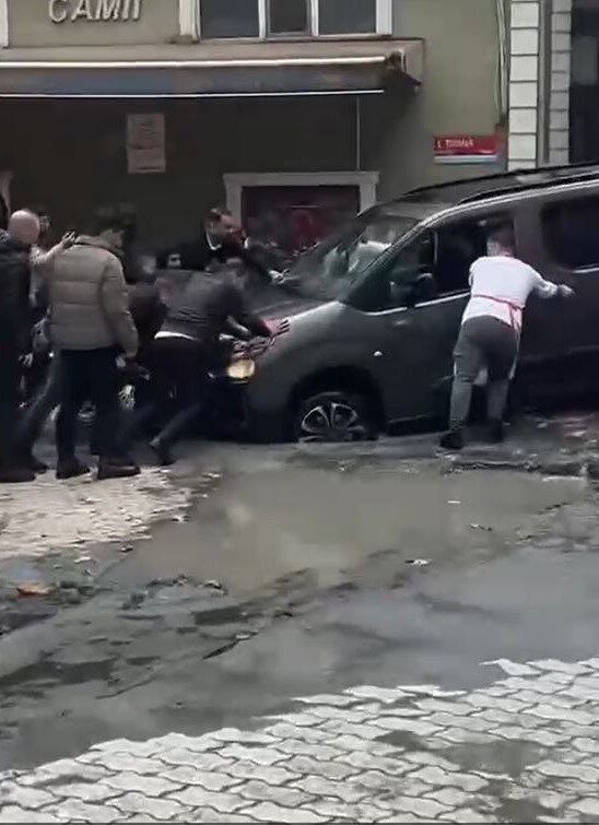 Küçükçekmece Kemalpaşa Mahallesi'nde İSKİ'nin kapattığı yolda meydana gelen çökme nedeniyle