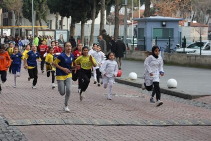 Kula’da Atatürk Kır Koşusu’nda Öğrenciler Kıyasıya Yarıştı