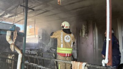 Manisa'nın Kula ilçesinde Hüseyin Çelik'in evinde çıkan yangın, mahallede korku