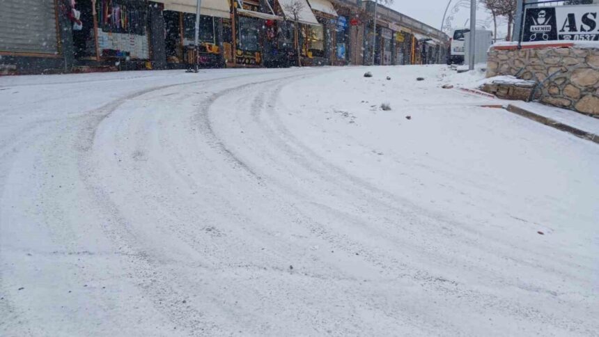 Kulp ilçesinde kar yağışı yolları kapattı, okullar tatil edildi; temizlik çalışmaları başladı.