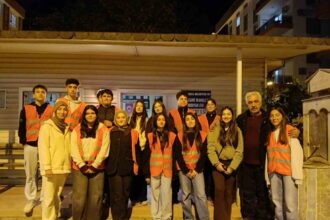 Kumluca Sosyal Bilimler Lisesi Öğrencileri, İhtiyaç Sahiplerine 10 Yıldır Elbise Yardımı Yapıyor