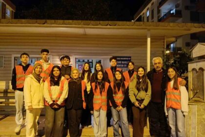 Kumluca Sosyal Bilimler Lisesi Öğrencileri, İhtiyaç Sahiplerine 10 Yıldır Elbise Yardımı Yapıyor