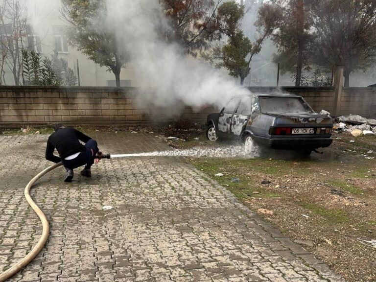 Kurtalan’da Fiat Doğan Otomobili Yangın Çıkardı, Araç Kullanılamaz Hale Geldi