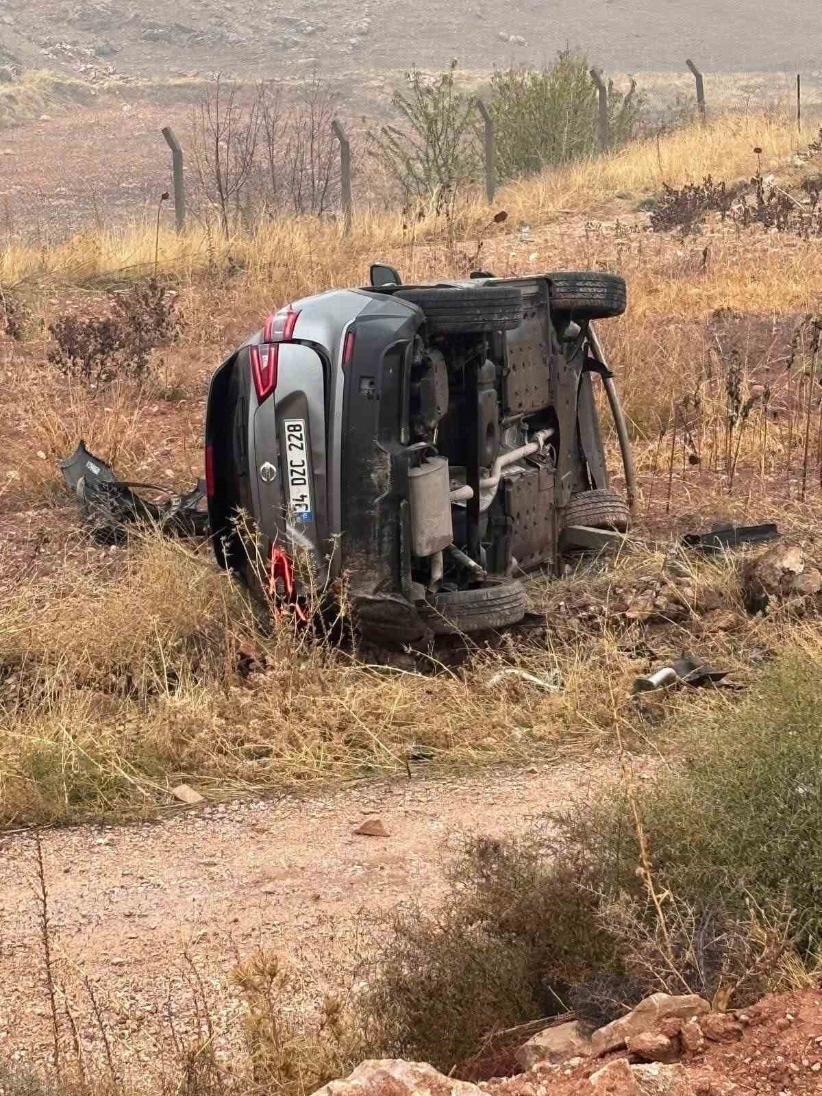 Siirt'in Kurtalan ilçesinde, Kayabağlar Kavşağı'nda sürücüsünün direksiyon hakimiyetini kaybetmesi sonucu