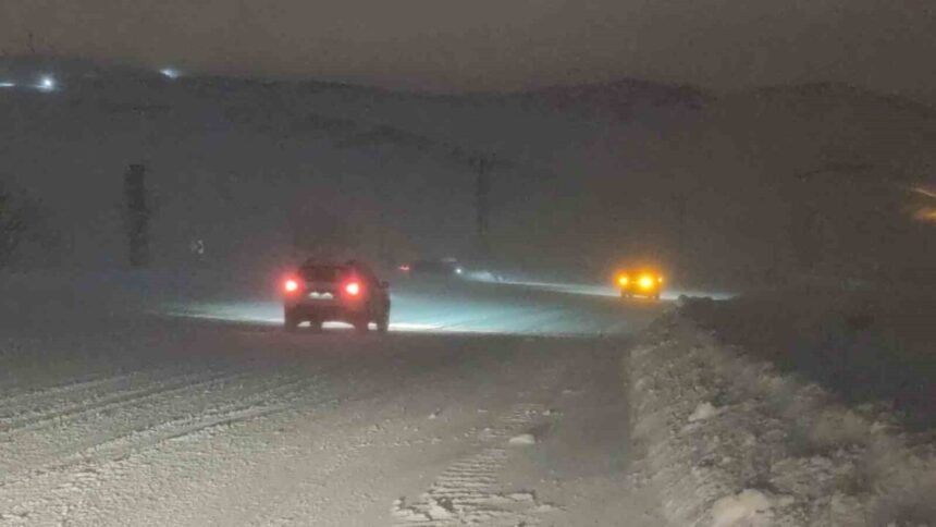 Van’daki Kurubaş Geçidi’nde etkili olan tipi, sürücüleri zor durumda bırakıyor.