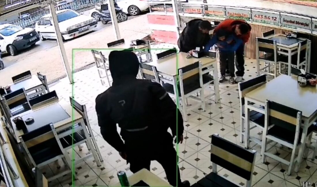 Karabük’te bir börekçide çalışan kurye Hasan Emre Afacan, boğazına cisim